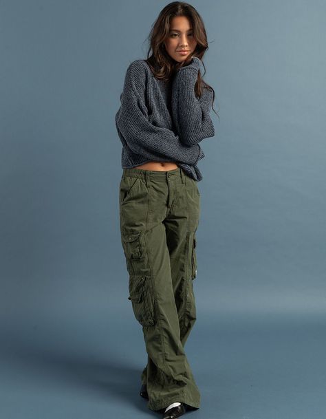 Big Pants Small Shirt, Pop Photoshoot, Cargo Pants 90s, Photoshoot Fits, 90s Skater Fashion, Outfits Japan, Little Top Big Pants, Outfits Jumpsuit, Outfits Latina