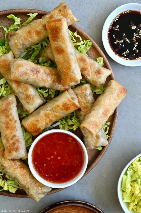 Crispy Baked Chicken Spring Rolls Baked Spring Rolls, Healthy Spring Rolls, Chicken Shredded, Quick Baking, Chicken Spring Rolls, Asian Meals, Fresh Spring Rolls, Garlic And Ginger, Spring Roll Recipe