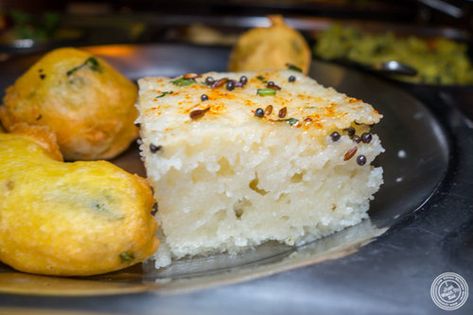 Khaman at Vatan in Murray Hill Khaman Dhokla, Dhokla Recipe, Indian Appetizers, Gujarati Recipes, Desi Food, Healthy Homemade Recipes, Evening Snacks, Indian Snacks, Snap Food