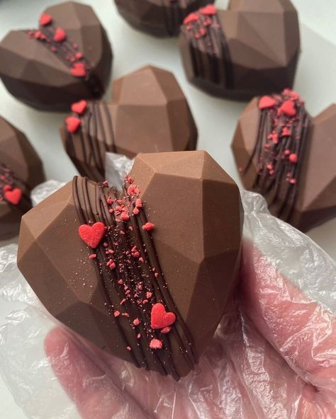 Chocolate Gift Ideas, Chocolate San Valentin, Homemade Chocolate Bars, Valentines Baking, Chocolate Candy Recipes, Chocolate Dishes, Chocolate Covered Treats, Valentine Desserts, Valentines Day Cakes