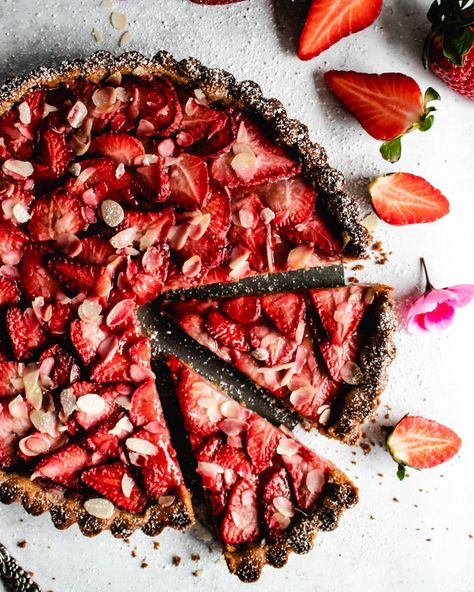 Strawberry Almond Tart, Vegan Strawberry Tart, Healthy Tart, Tart Vegan, Oatmeal Muffins Healthy, Tarte Vegan, Vegan Tarts, Almond Crust, Almond Tart