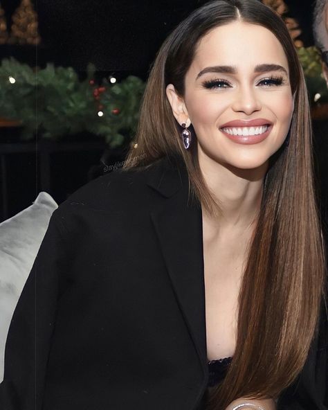 Emilia Clarke Brown Hair, Red Hair For Soft Summer, Emilia Clarke Makeup, Emilia Clarke Last Christmas, Emilia Clarke Hair, Soft Summer Color Palette, Ball Makeup, Soft Summer Colors, Female Role Models