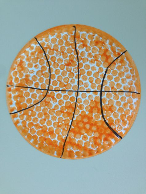 Ball Study Crafts For Preschool, Sports Ball Crafts For Preschoolers, Sport Art Projects For Preschoolers, Sport Preschool Crafts, Basketball Crafts For Preschoolers, Basketball Arts And Crafts, Sports Infant Art, Sport Art And Craft For Preschool, Ball Preschool Crafts