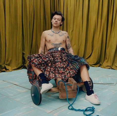 harry styles on Instagram: “i will never stop thinking about harry in vogue ! ever !” Harry Styles Feminine Outfit, Harry Styles Feminine, Vogue Harry Styles, Harry Styles Dress, Tyler Mitchell, Harry Styles Vogue, Grammy Outfits, Harry Styles Photoshoot, Harry Styles Outfit