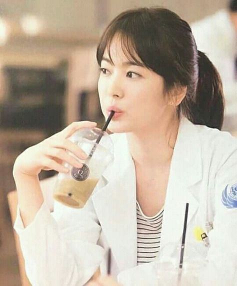 Song hye kyo as Doctor Kang Mo Yeon | Descendants of the sun 2016 Kang Mo Yeon, Song Hye Kyo Style, Sun Song, Songsong Couple, Medical Photography, Doctor Outfit, Park Seo Joon, Medical School Inspiration, Hye Kyo