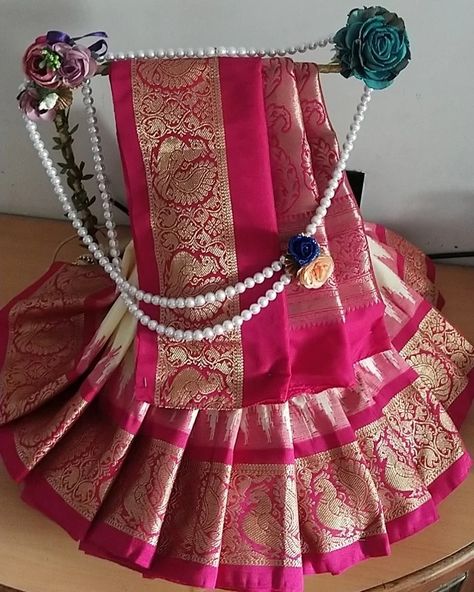 Saree Chab Decoration, Gift Peking Idea, Sadi Decoration Ideas, Sadi Packing Ideas, Saree Tray Decoration Ideas, Chhab Decoration Indian, Saree Packaging Ideas, Gol Dhana Plate Decoration, Matli Decoration For Wedding