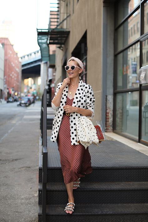 Polka dots and pearls // Blair Eadie wears a white polka dot blazer with matching accessories // Click through for full outfit details and more suiting looks on Atlantic-Pacific Polka Dot Blazer Outfit, Polka Dot Outfit, Dot Outfit, Scarf Print Dress, Dots Outfit, Blair Eadie, Fall Forward, Polka Dot Blazer, Polka Dots Outfit