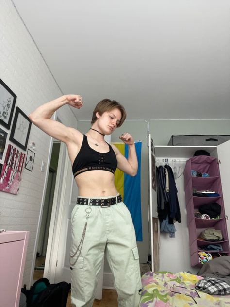 Tomboy Crop Top, Androgynous Body Claim, Androgynous Body Type, Feminine Male, Define Feminine, Androgynous Women, Transition Goals, Masc Women, Fine People