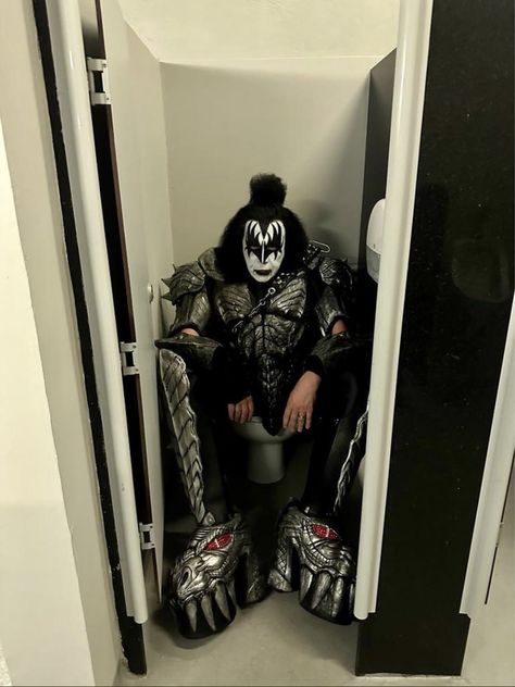 Gene Kiss, Gene Simmons Costume, Kiss Band Funny, Gene Simmons Bass, Gene Simmons Kiss, New Scooby Doo, Kiss Members, Peter Criss, Rock Band Posters