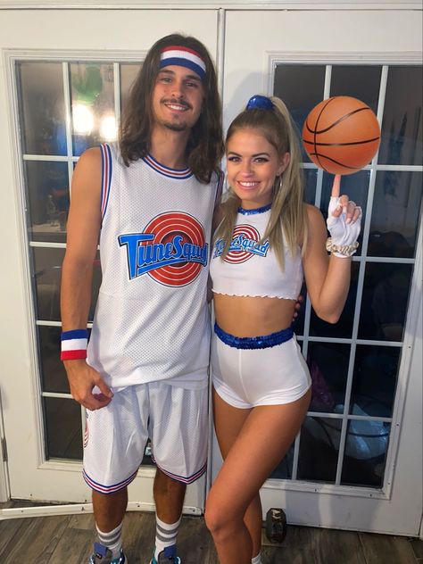 amazing couple cosmes design Lola Bunny Halloween, Couple Costumes For Halloween, Scary Couples Halloween Costumes, Halloween Costumes Couples Disney, Cute Couples Costumes, Cute Couple Halloween, Bunny Halloween Costume, Halloween Parejas, Couples Halloween Costumes