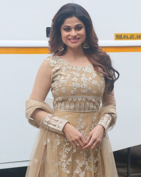 Throwback Pictures of Shamita Shetty on Shoot Location  #Indian #Bollywood #actress #interiordesigner #Mohabbatein #Tulu #model #indianactress #rangblaze #saathiya #shilpashetty #shettysisters #meera #thetenant #bigboss #jhalak #beautiful #onset #yellowdress #indiandress #ethnicitymodels  #ethnicwear Best Dressed Award, Shamita Shetty, Throwback Pictures, Hindi Actress, Yellow Saree, Beautiful Wedding Photos, Beautiful Photoshoot, Hot Images, Indian Models