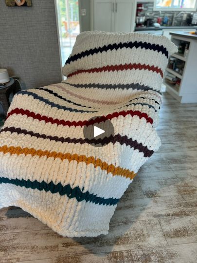 Chunky Yarn Projects, Chunky Blanket Diy, Spring Art Projects, Oversized Throw Blanket, Black Lover, Throw Blanket Pattern, Blanket Ideas, Chunky Blanket, Blanket Diy