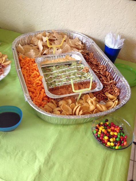 Stadium of chips & dip! Great centerpiece for the Super Bowl party! Dollar store made this a little more affordable. Dollar Store Super Bowl Party, Christmas Olympics, Packer Party, Superbowl Party Food Ideas, Football Themed Food, Football Party Snacks, Packers Party, Gameday Food, Super Bowl Party Food