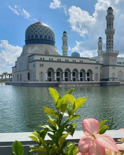 Malaysia Mosque, Kota Kinabalu, Vegan Travel, Instagram Travel, Solo Female Travel, Travel Instagram, Female Travel, Solo Travel, The Bride