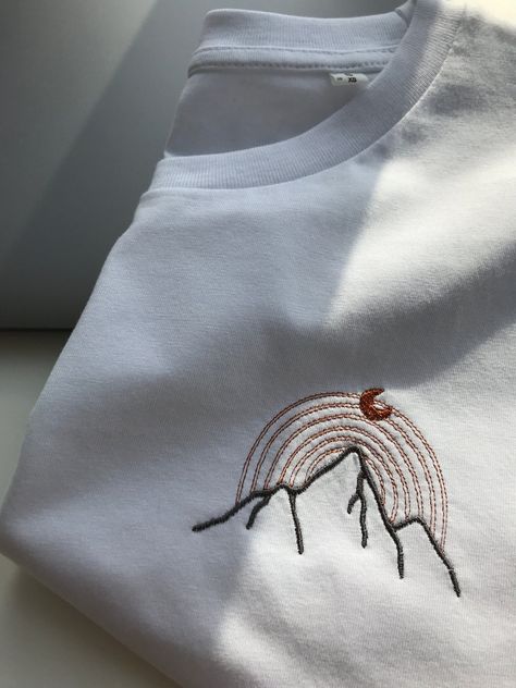 Embroidery Clothes T Shirts, Hand Embroidery Tshirt Ideas, T Shirt Embroidery Ideas For Men, Mountain Embroidery Simple, Embroidery Patterns For Men, Embroidery T Shirt Ideas, Minimalist Embroidery Patterns, Broderie Tee Shirt, Shirt Embroidery Ideas For Men