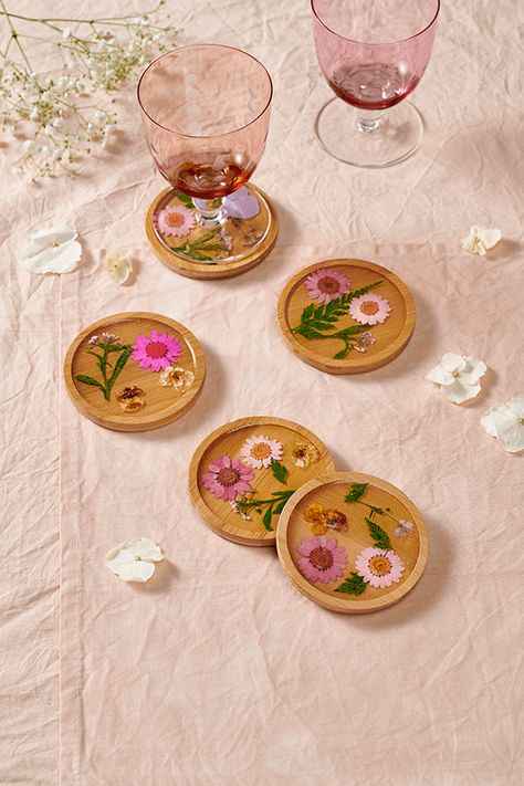 Make Resin Coasters, Diy Coaster, Pressed Flowers Diy, Retro Lampshade, Macrame Wedding Backdrop, How To Make Resin, Soap Tutorial, Floral Resin, Resin Crafts Tutorial