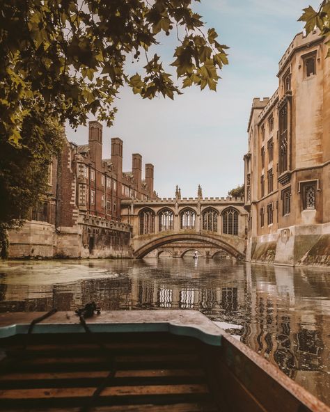 Cambridge Punting, England Map, Cambridge Uk, Chaotic Academia, Cambridge England, London Summer, Dream College, Cambridge University, College Campus