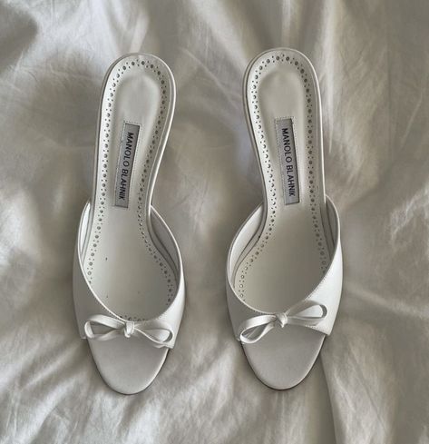 White Vintage Shoes, White Kitten Heels, So Kate, White Kittens, Carrie Bradshaw, Elegant Outfit, Flip Flop Sandals, Wedding Shoes, Graduation Dress