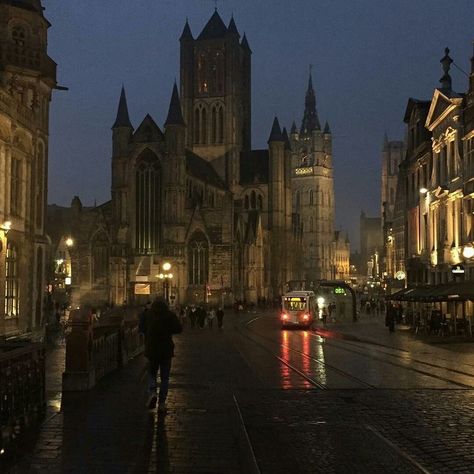 Fotografi Vintage, Dark Academia Aesthetic, Academia Aesthetic, City Aesthetic, Pretty Places, Cologne Cathedral, Dark Academia, Dark Aesthetic, Pretty Pictures