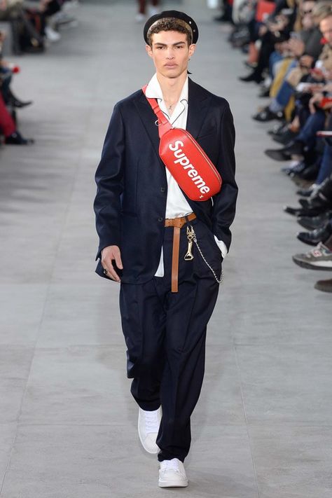 Louis Vuitton Fall 2017 Menswear Fashion Show Vuitton Outfit, Louis Vuitton Supreme, Nyc Fall, Robert Mapplethorpe, Louis Vuitton Collection, Winter Inspo, Men Fashion Show, Jean Michel Basquiat, Mens Fashion Week