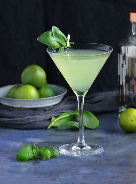 This Basil Vodka Gimlet is a refreshing lime and basil-infused vodka cocktail with a touch of sweetness, made with muddled basil, fresh lime juice, vodka and simple syrup l panningtheglobe.com Basil Vodka Cocktail, Muddled Basil, Basil Gimlet, Vodka Gimlet, Basil Cocktail, Gimlet Cocktail, Summer Vodka Cocktails, Vodka Cocktails Recipes, Vodka Cocktail