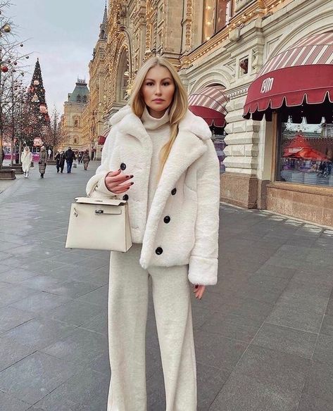 Office Outfits Winter, Winter Outfits Trendy, Outfits Winter Casual, Casual Outfits Winter, Winter Office Outfits, Winter Casual Outfits, Fur Jacket Outfit, Winter Vacation Outfits, White Fur Jacket