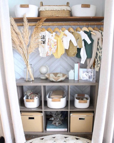 Looking for tips on organizing your kids closets? Check out this post for tips on closet organization and decluttering for your kids! Baby Nursery Diy, Baby Nursery Inspiration, Nursery Trends, Fun Nursery, Small Nurseries, Nursery Closet, Girl Nursery Room, Baby Closet, Kid Closet