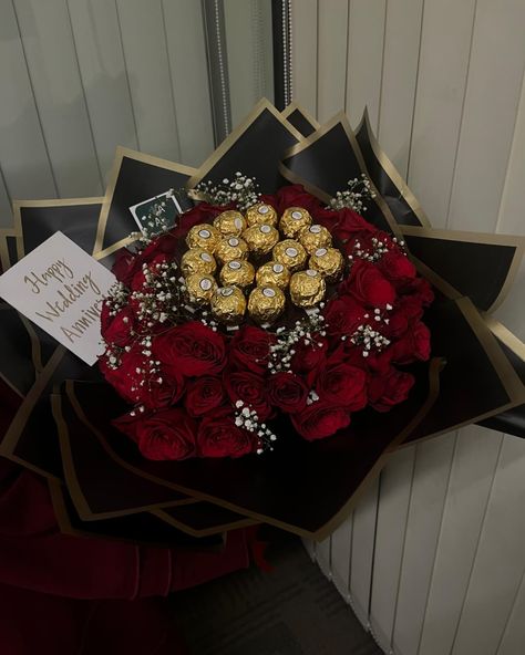 A symphony of love, composed of petals and chocolates. . . Bouquet of 60 roses and chocolates ! . DM to order . Customization available . . #artyaffairs #arty #rosebouquet #60roses🌹 #redrosebouquet #chocolaterosebouquet #chocolateflowerbouquet #bouquet #giftbouquet #Bouquets #hyderabadartists #hyderabadgifts #giftsforher #anniversarygift #anniversarypresent #weddinggifts #weddingbouquet Red Eternal Bouquet, Eternal Ribbon Roses Bouquet, Red Flowers Bouquet Gift Pictures, Mother’s Day Eternal Bouquet, Roses Bouquet Gift 1-800-flowers, Chocolate Flowers Bouquet, Red Rose Bouquet, Gift Bouquet, Art And Craft Videos