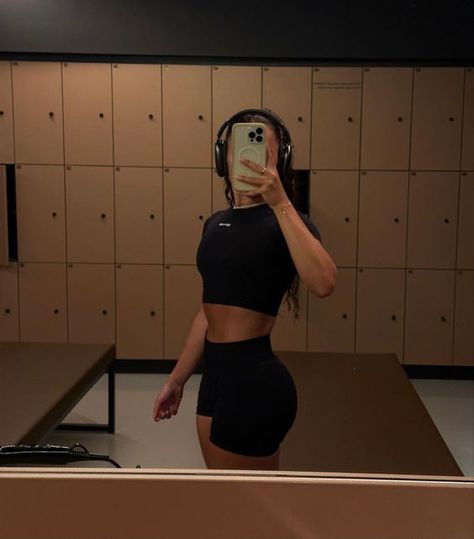 #gymselfie #girlyposes #photoshoot #photography #selfiesideas #ideasselfie #hotposes Athletic Instagram Pictures, Gym Photo Ideas Women, Gym Poses Women Mirror, Gym Selfie Aesthetic, Gym Selfie Female, Gym Poses Women, Work Out Aesthetic Women, Gym Vision Board, Vision Goals