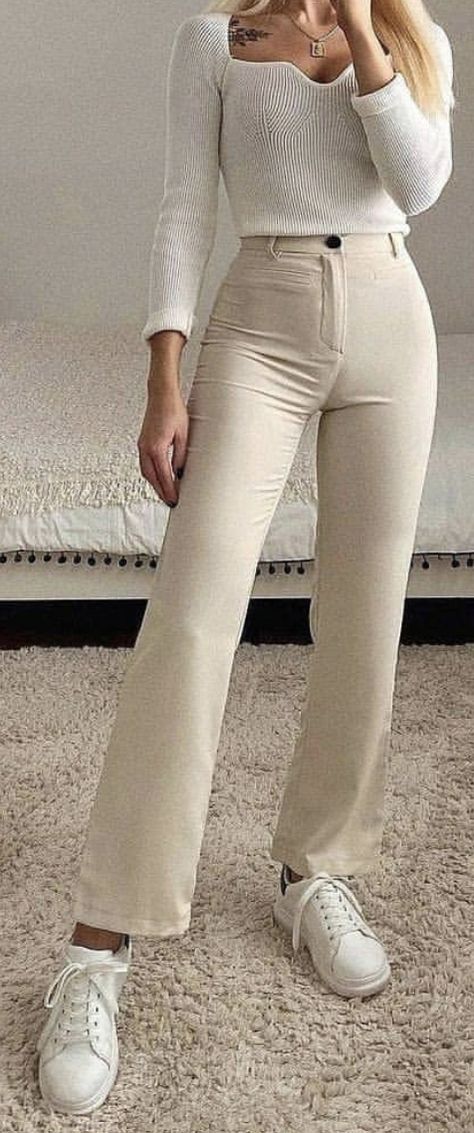 White Courderoy Pants Outfit, Beige Mom Jeans Outfit, Khaki Jeans Outfit, Tan Jeans Outfit, Creme Outfits, Beige Jeans Outfit, Tan Pants Outfit, Cream Pants Outfit, Beige Pants Outfit