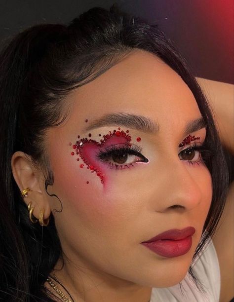 Valentine Inspired Makeup, Eye Makeup Valentines Day, Emo Valentines Makeup, Red Heart Makeup Look, Creative Valentines Makeup, Valentine’s Day Makeup Ideas, Valentines Makeup Ideas Creative, Valentine Eyeshadow Looks, Valentines Day Makeup Looks Creative