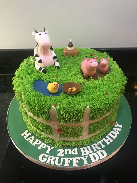 Farm cake with buttercream grass effect finish #farmcake Farm Cake Ideas For Boys, Animal Cakes For Kids, Grass Cake, Farm Birthday Cakes, Farm Animal Cakes, Red Birthday Cakes, Barnyard Birthday Party, Animal Birthday Cakes, Farm Theme Birthday