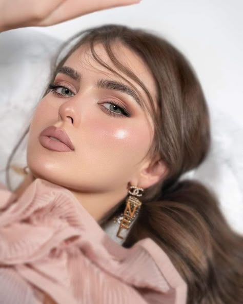 Sweet Makeup, Sultry Makeup, Natural Prom Makeup, Light Makeup Looks, Classy Makeup, Soft Makeup Looks, Skin Details, Makeup Artist Tips, Glam Makeup Look