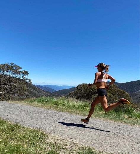 Blonde Running Aesthetic, Running Aesthetic Fitness Motivation, Run Aesthetic Girl, Laufen Aesthetic, Running Asethic, Woman Running Aesthetic, Girl Running Aesthetic, Runner Aesthetic Girl, Running Girl Aesthetic