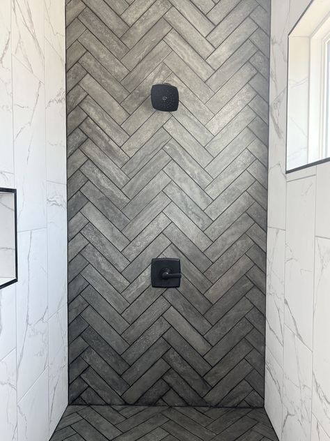 Masculine Bathroom Tile Ideas, Grey Shower Bathroom Ideas, Wall Tile In Bathroom Ideas, Master Bath Wet Room Modern, White And Gray Tile Shower Ideas, Walk In Shower With Accent Wall, Masculine Shower Ideas, Dark Grey Shower Tile Bathroom, Dark Tile Shower Floor