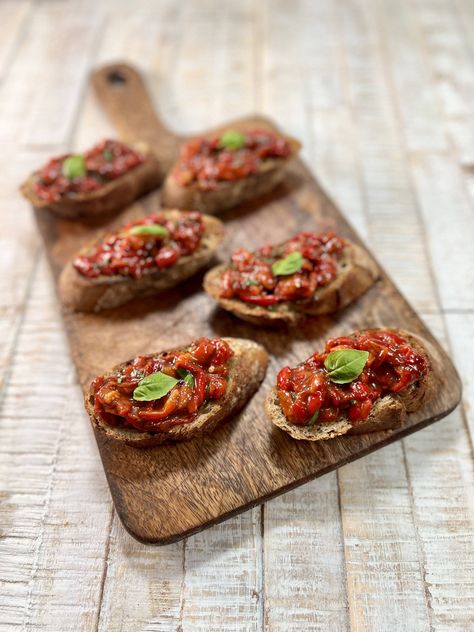 These roasted pepper crostini are a fantastic appetiser. They are simple to make, and their flavourful toppings make them a feast! Roasted Red Pepper Crostini, Tomato Crostini, Crostini Recipe, Easy Starters, Holiday Appetizers Easy, Crostini Recipes, Soy Free Vegan, Holiday Eating, Summer Appetizer