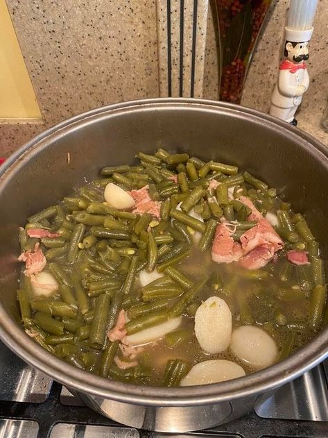 Southern Style Green Beans and Red Potatoes - old fashioned recipes String Beans And Potatoes, Green Beans And Red Potatoes, Green Beans Red Potatoes, Fresh Green Bean Recipes, Southern Style Green Beans, Seasoned Green Beans, Southern Green Beans, Beans Potatoes, Beans And Potatoes