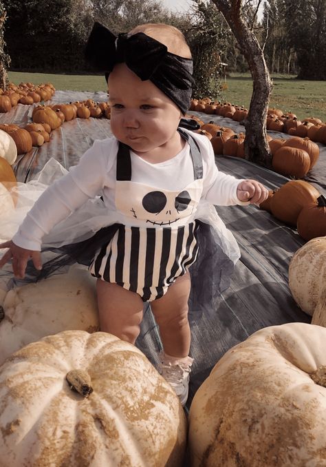 6 Month Old Halloween Costume Girl, 3 Month Old Halloween Costume Baby Girl, Baby Girl Halloween Costumes Infant, 5 Month Old Halloween Costume, 11 Month Old Baby, Cute Halloween Outfits, Look Halloween, Infant Halloween, Old Halloween Costumes