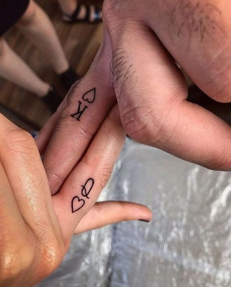 Tattoo Designs Matching, Matching Finger Tattoos, Mains Couple, Pair Tattoos, Couple Tattoo Ideas, Finger Tattoos For Couples, Partner Tattoos, Tattoos Cute, Tattoo Finger