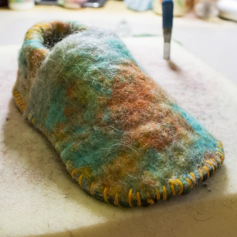 Felt Slippers Free Tutorial - Felting Fridays — Star Magnolias Felted Slippers Pattern, Felt Wool Slipper, Wool Ideas, Felted Wool Slippers, Felted Christmas, Purl Bee, Felt Slippers, Diy Slippers, Diy Wool