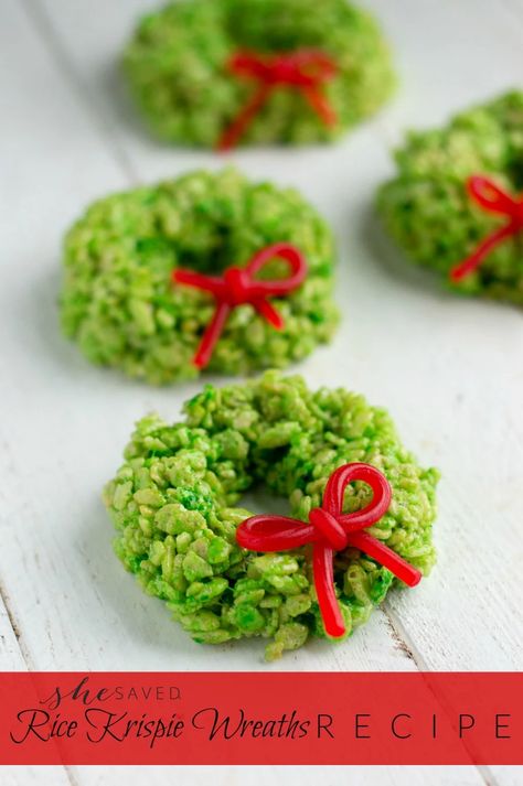 A fun and easy Christmas cookie option, these Rice Krispie Wreaths are quick and easy and so pretty! Krispie Treats Christmas, Snickers Recipe, Wreath Cookies, Homemade Snickers, Rice Krispy, Christmas Cookies Easy, Rice Krispie Treats, Rice Krispie, Festive Treats