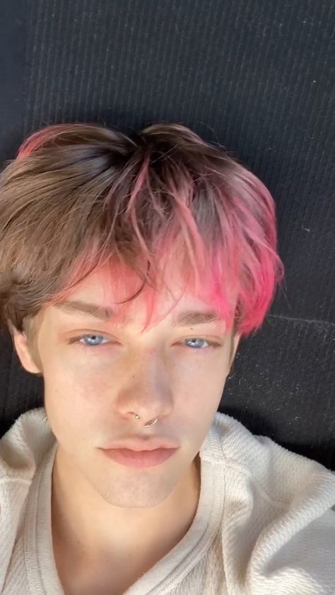 Pink Hair Men Aesthetic, Split Dye Hair Men, Guy Hair Dye Ideas, Lavender Hair Men, Split Dye Men, Men’s Colored Hair, Hair Dye Ideas For Men, Male Dyed Hair, Colored Hair Men