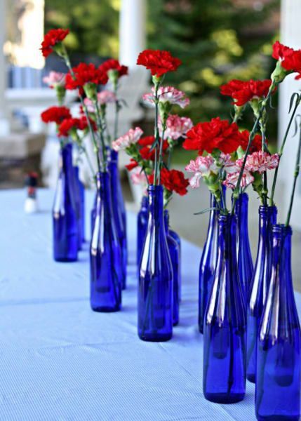 Fourth of July Party Decorations: Pop some red and white carnations into blue bottles, and call it a day. Ahoy Its A Boy, Tafel Decor, White Carnation, July Ideas, Fourth Of July Decor, Simple Centerpieces, July Wedding, Baby Shower Table, 4th Of July Celebration