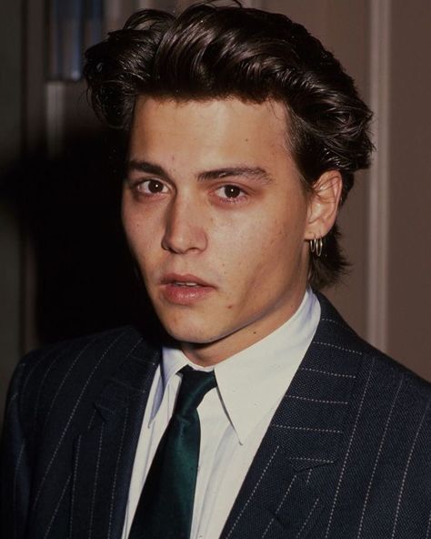 mostly 80s, 90s + 00s в Instagram: «#johnnydepp circa 1988🌻‼️» Jonny Dep, Johnny Depp Hairstyle, 90s Johnny Depp, 80's Hairstyle, John Depp, جوني ديب, Kaptan Jack Sparrow, 90s Actors, Young Johnny Depp