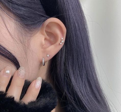 Minimalist Ear Piercings, Alternative Girl, Motorcycle Couple, Video Fashion, Pretty Ear Piercings, Cool Ear Piercings, Cute Ear Piercings, Mode Turban, Cute Piercings