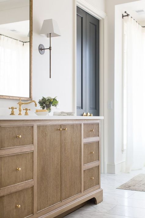 #danawolterinteriors #bathroomvanity #bathroomstyle #interiordesign #naturaltones #wood #texture #white #marble #freshandclean #golddetails #decor #homedecor #homedesign Minimalistic Interior, Oak Bathroom Vanity, Oak Bathroom, Shabby Chic Bathroom, Classic Bathroom, Home Luxury, Chic Bathrooms, Bathroom Style, Beautiful Bathrooms