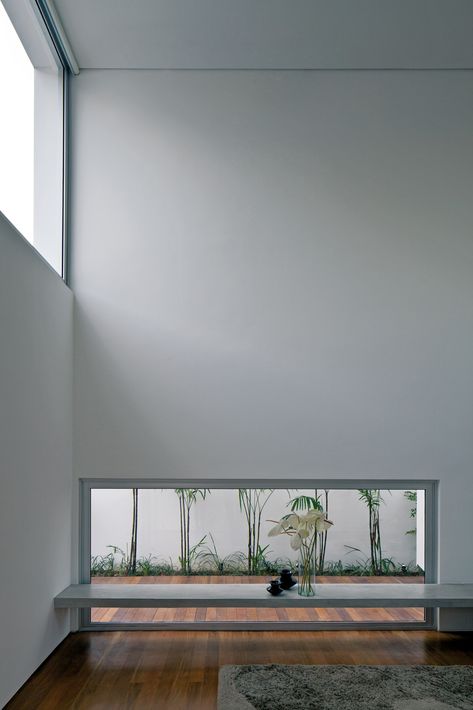 Image 5 of 25 from gallery of Patio House / AR Arquitetos. Photograph by Leonardo Finotti Patio House, Arch Interior, Minimalist Architecture, Luz Natural, Door Window, Window Design, Design Minimalista, Contemporary Architecture, 인테리어 디자인