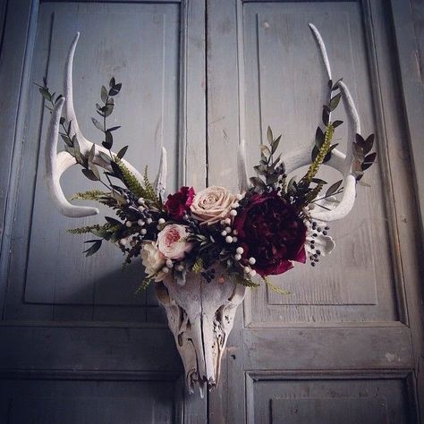 m4cravings: “Deer Skull With Preserved Flower Arrangements. ” Deer Skull Decor, Silver Brunia, Antler Ideas, Skull With Flowers, Antler Crafts, Antler Art, Smart Tiles, Deer Decor, Deer Skull