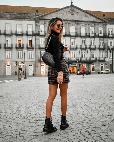 Dr Martens Christmas Outfit, Dr Martens Outfit Skirt, Dr Martens Outfit Women, Fall Outfit Skirt, Dr Martin Boots, Minimal Clothing, Dr Martens Outfit, Skirt Outfits Fall, Fall 23