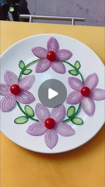 Salad Decoration, Fruit Salad Decoration, Salad Presentation, Amazing Food Decoration, Onion Salad, Easy Food Art, Food Carving, Kindergarten Crafts, Food Crafts